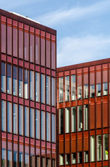 Fototapeta premium Fassade eines roten Bürogebäudes