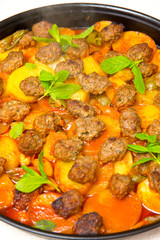 Buletten und Kartoffeln aus dem Ofen