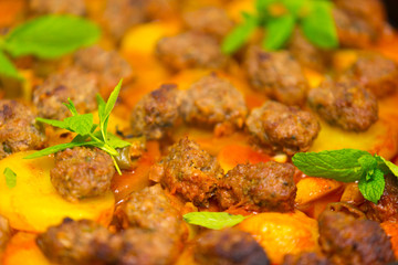 Buletten und Kartoffeln aus dem Ofen
