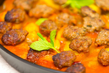 Buletten und Kartoffeln aus dem Ofen