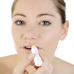 Frau mit Pflegestift f&uuml;r Lippen und Mund