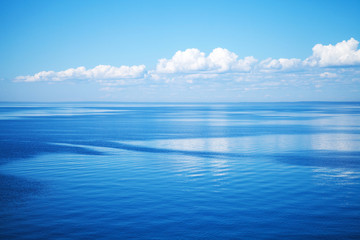 Zeegezicht met blauw water en blauwe lucht