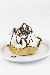 Schokoladenwaffel mit Frozen Yogurt