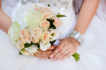 Obraz na płótnie Canvas wedding bouquet of roses and eustoma flowers