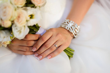 Obraz na płótnie Canvas Beautiful wedding bouquet, french manicure