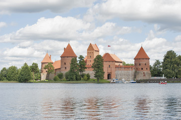 Obraz premium Trakai Castle on Lake Galve (Lithuania)..
