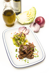 Agnello in salsa con contorno di cavolo e spezie