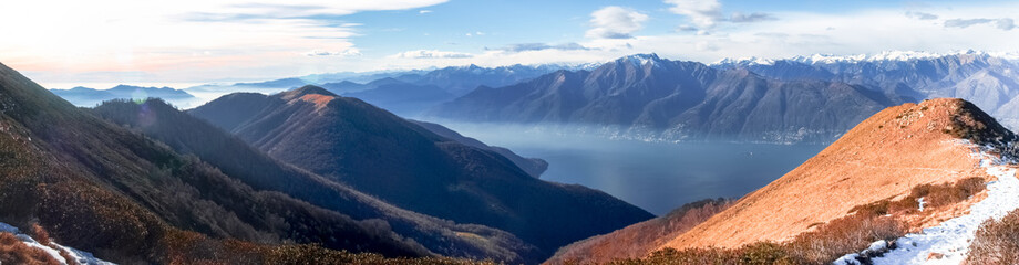 Fototapeta na wymiar View of the Lake Maggiore