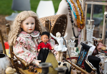 Flohmarktstand mit Puppe