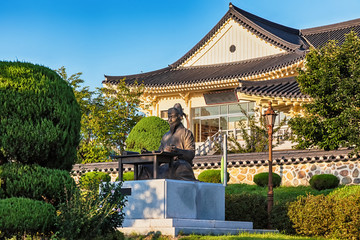 Confucius bronze statue
