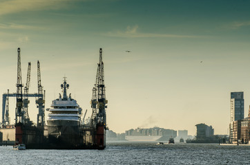 Trockendock mit Schiff und Kränen im Hafen Hamburg