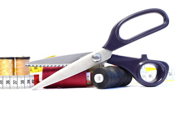 Schneiderschere mit Nähzubehör