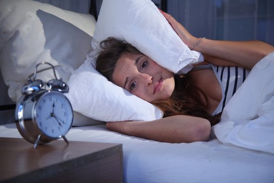 Junge Frau mit Schlafproblemen