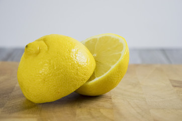 Zitrone halbiert