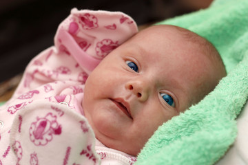 Маленькая красивая новоражденная девочка