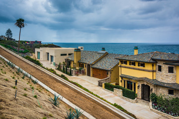 Fototapeta premium View of houses and the Pacific Ocean in Corona del Mar, Californ
