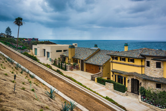 View of houses and the Pacific Ocean in Corona del Mar, Californ