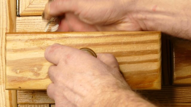 Schl&uuml;ssel aus der Schublade eines antiken Schrankes
