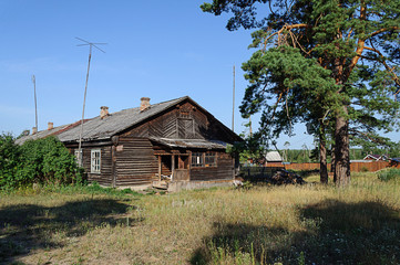 Obraz premium Old wooden hut in the village