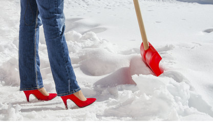 Donna spala la neve