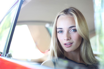 Blonde Frau im Oldtimer