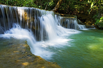 Fototapeta na wymiar Waterfall white and emerald