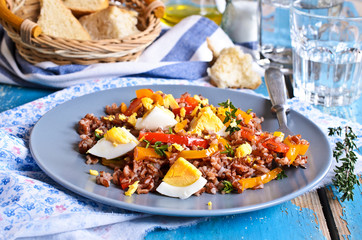 Salad of red rice, paprika and eggs
