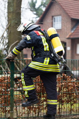 Feuerwehrmann im Einsatz mit Atemschutzgerät