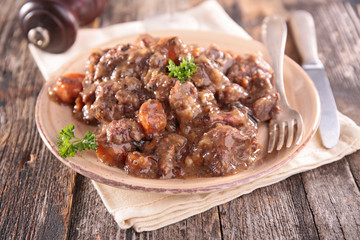 meat cooked with wine sauce