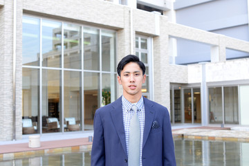 Fototapeta premium 微笑むビジネスマン