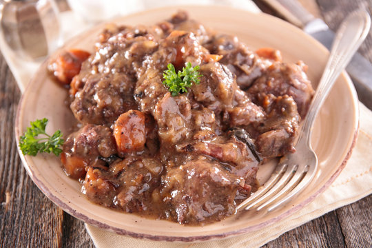 meat cooked with wine sauce
