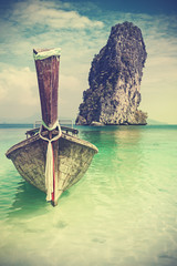 Plakaty  Retro vintage filtrowany obraz drewnianej łodzi na plaży, Tajlandia.