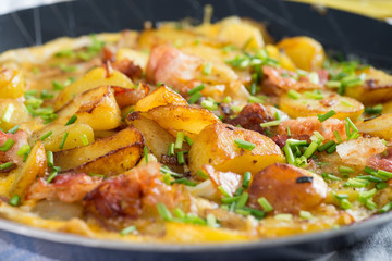 Bauernfrühstück in Eisenpfanne nah
