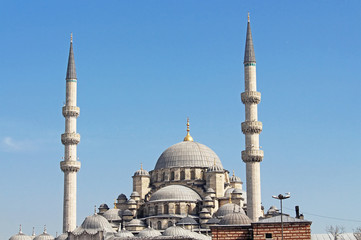 Fototapeta na wymiar View of the New Mosque (Yeni Cami) in Istanbul, Turkey