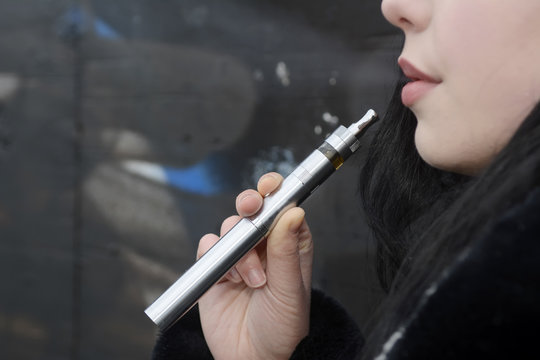 Junge Frau mit E-Zigarette, Berlin, Deutschland