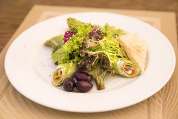 Spinach crepes with salmon and salad mix