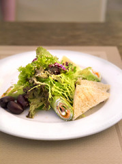 Spinach crepes with salmon and salad mix