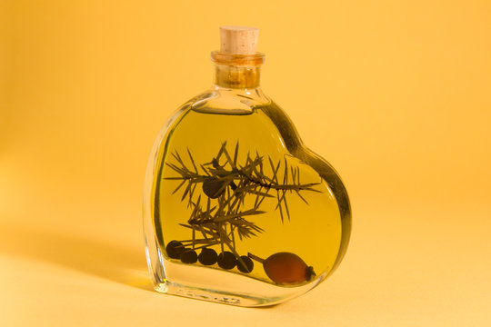 Bottiglia con grappa e bacche di ginepro