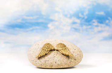 Stein mit goldenen Engelsflügeln: Hintergrund Trauer & Wünsche