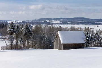 Fototapeta na wymiar A mountain hut in winterly alpine scenery