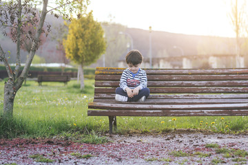 niño sentado en el parque