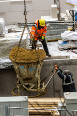 Bauarbeiter lassen Kies ab