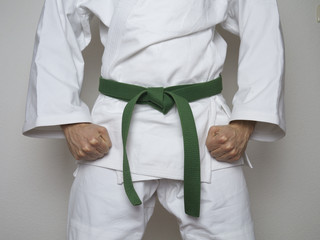 Kampfsport Kämpfer grüner Gürtel Anzug