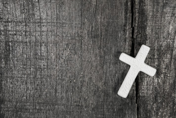 Weißes Kreuz auf Holz Hintergrund als Kondolenz Karte