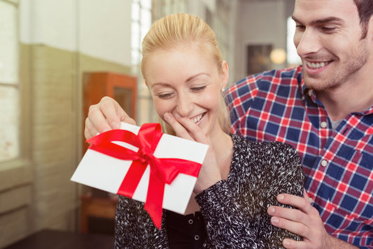junge frau freut sich &uuml;ber ein geschenk