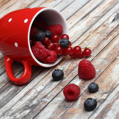 Tasse mit Beeren auf Holz