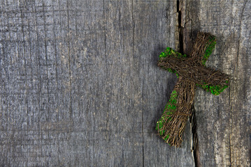 Handgemachtes Kreuz auf Holz Hintergrund als Trauerkarte