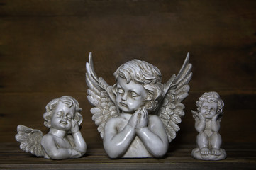Drei trauernde oder traurige Engel als Dekoration