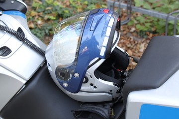 Polizeihelm auf Motorrad Polizei  110