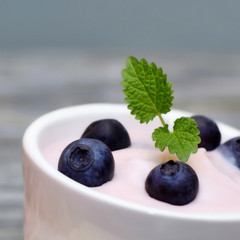 Blaubeeren-Quark mit Zitronenmelisse